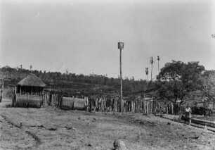 Kleine Siedlung : Eine provisorische Kegelbahn und der Vorplatz eines Siedlers nahe Gracianópolis.