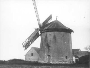 Turmwindmühle gegen Mühlengehöft : Eilenburg (?). Turmwindmühle gegen Mühlengehöft