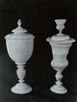 Reifig gedrehter Becher (links), ovaler Becher auf ovalem Fuß (rechts)