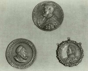 Bronzene Medaille oben: Philipp, Pfalzgraf bei Rhein, Kupferne Medaille rechts: Johann von Österreich, Doppelter Schautaler links: Kurfürst Friedrich III. von Sachsen