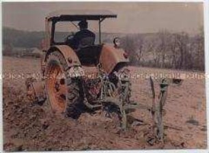 Werbefoto für einen Traktor mit Pflug