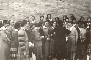 Schulklasse vor Neubau Turnhalle Mädchenbürgerschule. Detmold. Bielefelder Straße. Papierabzug