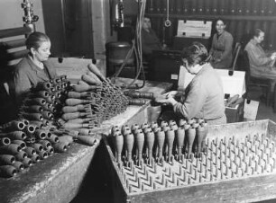 Munitionsfabrik Krümmel 1940 : Hamburg. Arbeiterinnen stellen Granatwerfer-Munition in der Munitionsfabrik Krümmel in Geesthacht her. Aufgenommen 1940