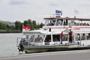 Ausflugsschiff : Ein Ausflugsschiff legt am Kai im Donauhafen an. Aufgenommen am 2. September 2009 in Wien