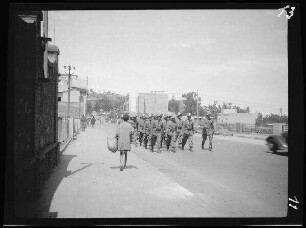 Asmara (Eritrea): Straße mit einem Trupp Soldaten mit Tropenhelm
