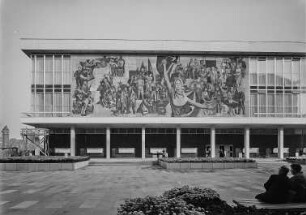 Dresden. Kulturpalast. Westseite mit dem Wandbild "Der Weg der roten Fahne"