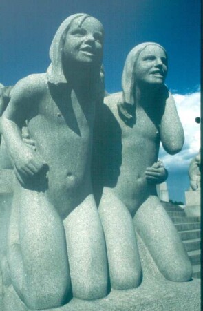 Oslo. Vigeland-Park. Skulpturengruppe junge Mädchen
