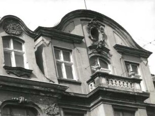 Dresden-Pieschen, Bürgerstraße 56. Mietshaus mit Toreinfahrt (1897). Fenster und Balkon ( 3. Obergeschoss)