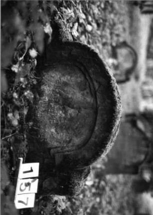 Grabstein 157 (Index: 99803178) Material: Sandstein Zustand: fast völl. eingesunk/völl. Textverlust Maße HxBxT: 38x69x12 cm: Grabstein 157