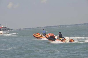 Venedig - Motorschlauchboote : Zwei Motorschlauchboote fahren über die Lagune. Aufgenommen am 24. Juni 2010 in Venedig