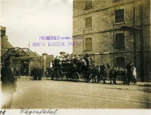 Edinburgh, Schottland. Touristen der Hapag auf vierspänniger Kutsche bei einer Wagenfahrt durch die Stadt