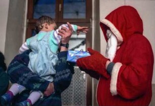 Weihnachtsfeier mit Kindern, für Bedürftige, im Gemeindezentrum Marienborn