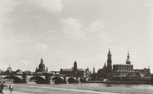 Dresden, Blick vom Neustädter Elbufer in Höhe des Japanischen Palais nach Südosten auf die Altstadt