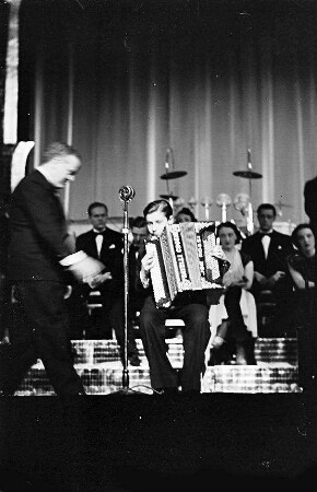 Scala: Joe Rossi: Akkordeon; (Jack Hylton dabei)