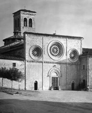 Assisi, S. Pietro geweiht 1253, vollendet 1268, Westfassade und Kuppel