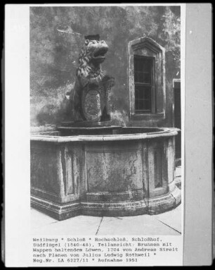 Brunnen mit Wappen haltendem Löwen