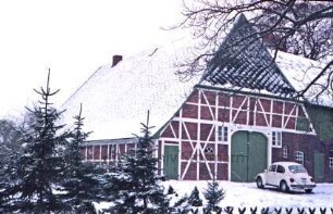 Fischbek: Fachhallenhaus: Teilansicht: Straßenseite Giebelfront Wirtschaftstrakt mit Scheunentor: rechts angeschlossene Drempelscheune