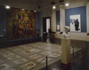 Venus Italica (Büste) : Albertinum, Mosaiksaal Raumaufnahme. Empore mit Bildteppich "Die Bestrafung des Elymas" und Büste der "Venus Italica" von A. Canova