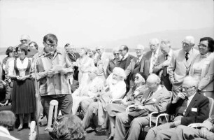 31. Tagung 1981 (29.6.-3.7.) Mediziner; Maikäferrede an Bord: am Mikrofon Daniel C. Gajdusek; links hinter ihm Gräfin Sonja Bernadotte, Graf Lennart Bernadotte; rechts sitzend: Sir Peter Medawar, Konrad Lorenz, Frau Pauling, André F. Cournand, Sir Hans A. Krebs, hinten stehend rechts von Daniel C. Gajdusek: Lady Medawar, ?, Christian R. de Duve, Frau Luria, Salvador E. Luria, Nikolaas Tinbergen, Sir John C. Eccles, Sir Bernard Katz, Adolf Butenandt, Rosalyn Yalow