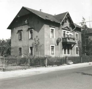 Dresden-Cossebaude, Heinrich-Mann-Straße 1. Wohnhaus (um 1900). Straßenansicht mit Einfriedung
