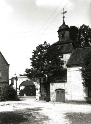 Radeburg-Berbisdorf. Schloß. Toreinfahrt