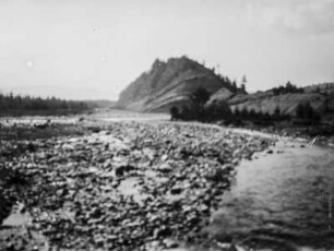 Flussbett : Blick über ein steiniges Flussbett
