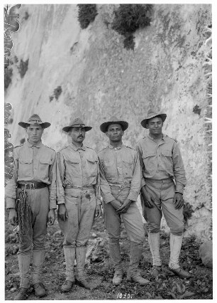 Havanna (?), Kuba. Vier Soldaten in Uniform posieren vor der Kamera