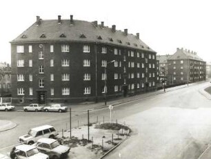 Dresden-Mickten, Lommatzscher Straße 1/15 und Lommatzscher Platz 2/6. Wohnanlage (um 1940; O. Herbert Steinert). Straßenansicht (Nr. 1/3 und 11/15) von Nordosten