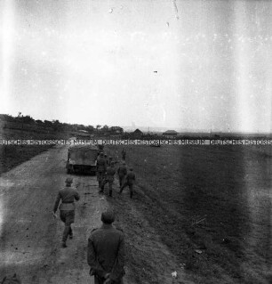 LKW und Soldaten auf einer Landstraße