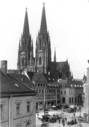 Regensburg, Dom. Markttreiben auf dem Neupfarrplatz : Regensburg. Dom St. Peter (um 1250 begonnen). Ansicht von Südwesten über den Neupfarrplatz