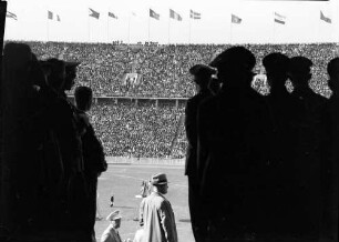 Berlin: Reichssportfeld; Durchblick durch Menschenmauer ins Reichssportfeld