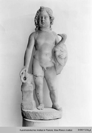 Figur eines Knaben mit Taube (teilweise ergänzt)
