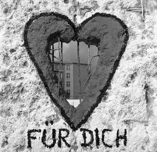 Loch in der Berliner Mauer mit Herz und Inschrift "Für Dich"