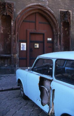 Totalschaden eines Trabant nach Unfall : Wenn ein Auto vom Typ Trabant in einen Unfall verwickelt wird, zersplittert die Duroplast-Karosserie. Aufgenommen ca. 1990 in der DDR