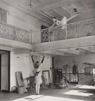 "Fair and Younger", Modeaufnahme, Modelle Janet Stevenson und junge Balletttänzerin (Harper's Bazaar)