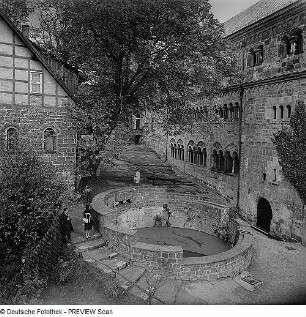 Eisenach. Wartburg, Blick in den Burghof mit Brunnen
