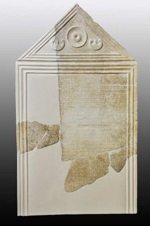 Giebelbekrönte Stele mit Hymnos an Zeus