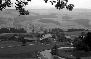 Weiler: Blick von oben über den Hof auf Weiler