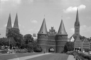 Lübeck: Holstentor vom Holstenplatz