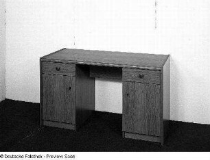 Schreibtisch (Modell W 13)
