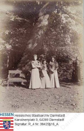 Tiedemann-Brandis, Martha v. geb. v. Rango (1854-1908) / Porträt mit Freda v. Schach (1. v. l.) und Emmy v. Schach (1. v. r.) auf der Halbinsel am Gartenteich des Ritterguts Woyanow