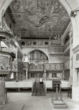 Dresden-Leubnitz, Dorfkirche. Inneres zur Orgel (1763/1905) : Dresden-Leubnitz-Neuostra. Leubnitzer Kirche. Inneres mit Taufe, Kanzel, Nöthnitzer Betstube und bemalter Holzdecke (beides 1671, G. Lucas) gegen Westempore mit zweimanualiger Orgel II/25 (1905, Gebr. Jehmlich, in Prospekt der Schubert-Orgel 1755-1763)