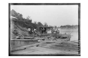 Boote mit Baumaterial : Phetchaburi. Baumaterial auf Booten auf dem Phetchaburi-Fluss, 1909/1910