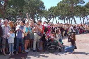Monte Carlo - Zuschauer beim Wachaufzug : Touristen sehen sich die tägliche Wachablösung vor dem Fürstenschloss an. Aufgenommen 2006 in Monaco