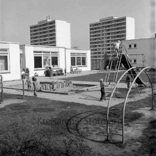 Außenanlage des Evangelischen Kindergartens "Ehmkenberg" im evangelischen Gemeindezentrum "Haus der Begegnung", rechts Anbau mit Wohnungen: im Hintergrund Wohnhochhäuser der Straße Im Hölk: Blick von Südosten