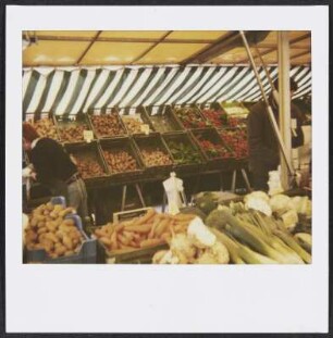 Gemüsestand auf einem Wochenmarkt in Salzburg