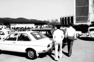 Freiburg: Stadthalle; Gebrauchtwagenschau; Autoverkäufer vor der Stadthalle