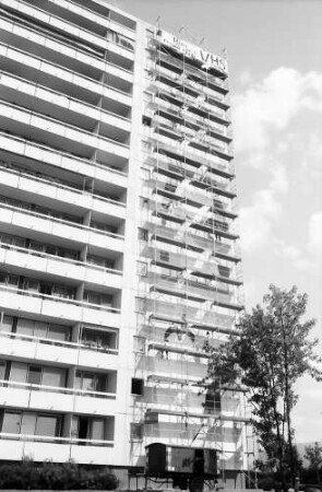 Freiburg, Weingarten: Hochhaus, Krozinger Straße mit dem 38 m hohen Gerüst