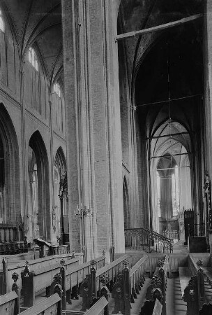 Schwerin. Dom, Inneres, Blick in die Vierung und den Chorumgang