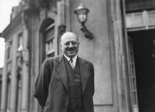 Borsig-Villa Reiherwerder, Portrait Herr Bittker vor dem Eingang der Villa